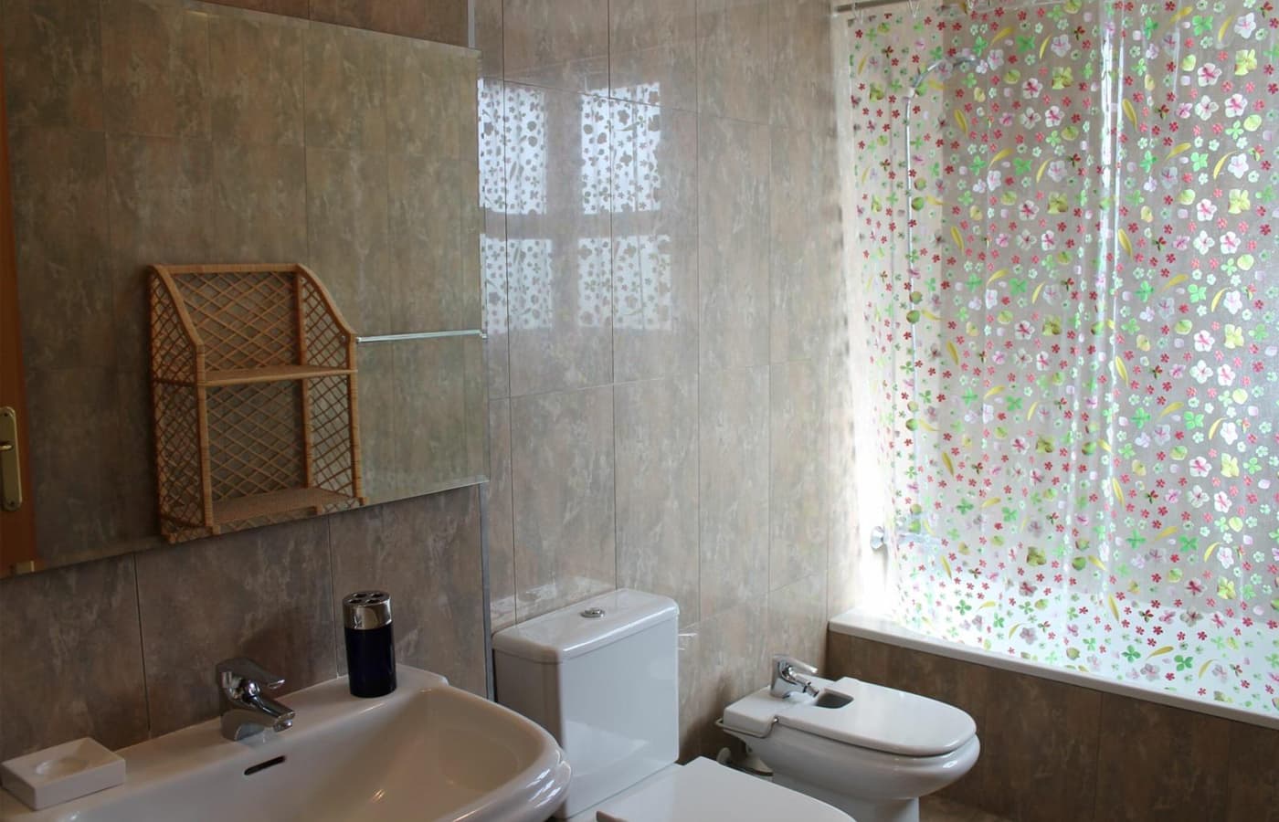 Bathroom with bath, washbasin and bidet