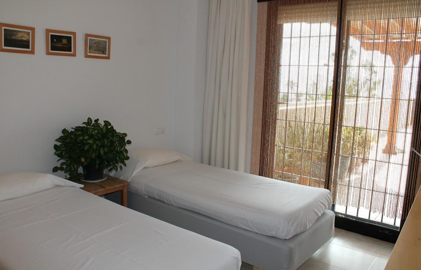 Bedroom with two single beds
